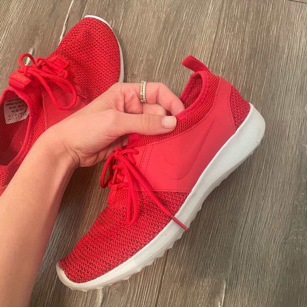 NIKE Red Roshe Size 8.5